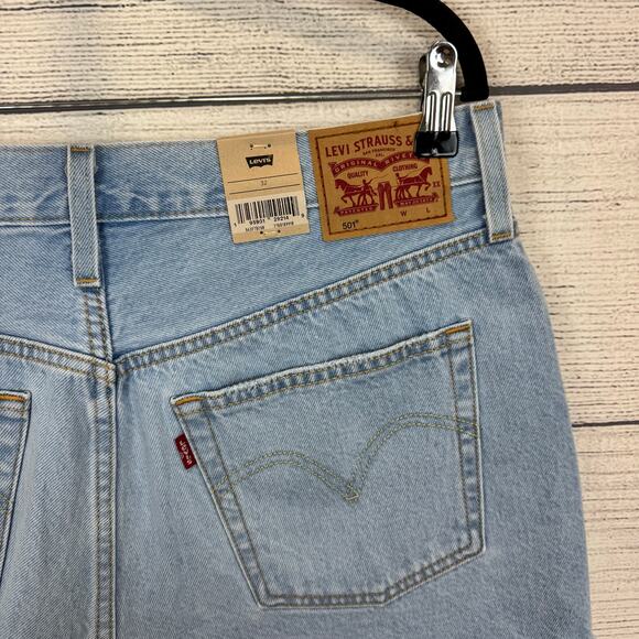 Levi's Women's 501 Light Wash Distressed High Waisted Denim Shorts Size 32 - Picture 4 of 8